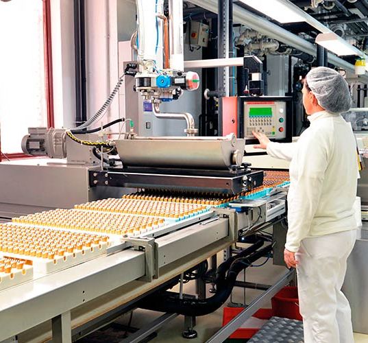 PROQUICESA mujer trabajando en una empresa