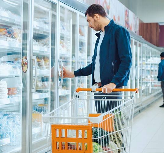 PROQUICESA persona en un supermercado